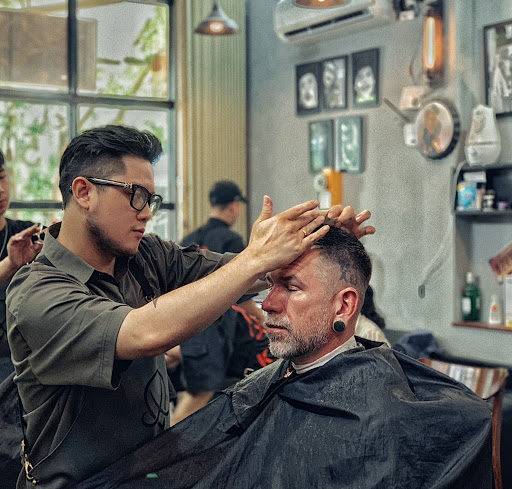 Thợ cắt tóc nam làm việc bán thời gian