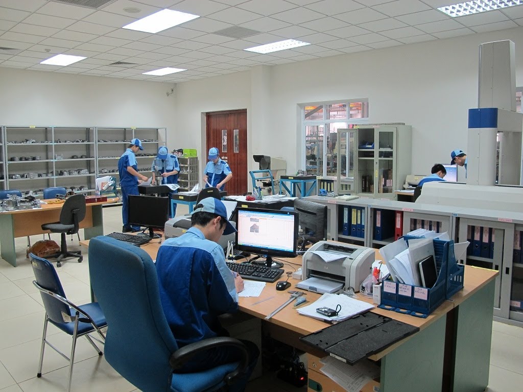 Nhân viên kiểm tra chất lượng sản phẩm (KCS) tại KCN Tân Tạo