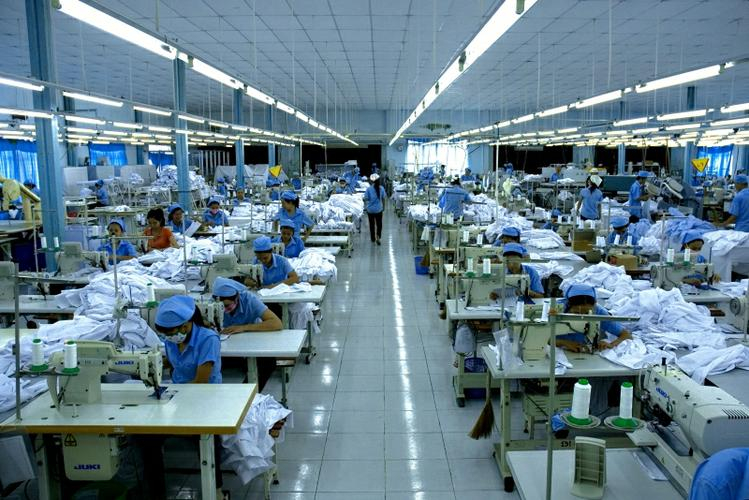 May gia công ở phân xưởng ở Hóc Môn