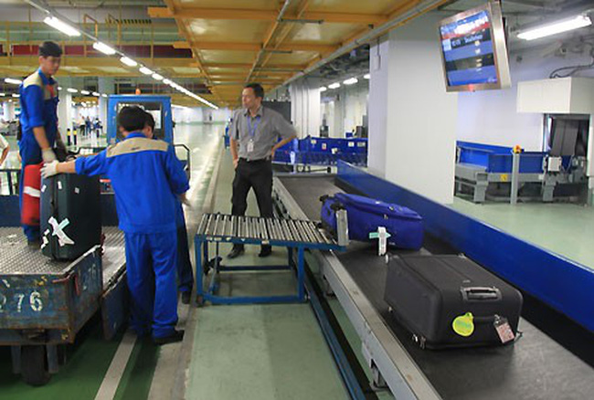 Nhân viên bốc xếp hàng hóa sân bay tphcm