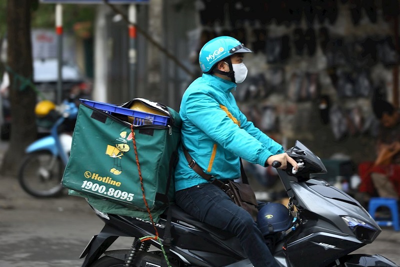Nhân viên giao hàng Viettel Post bằng xe máy