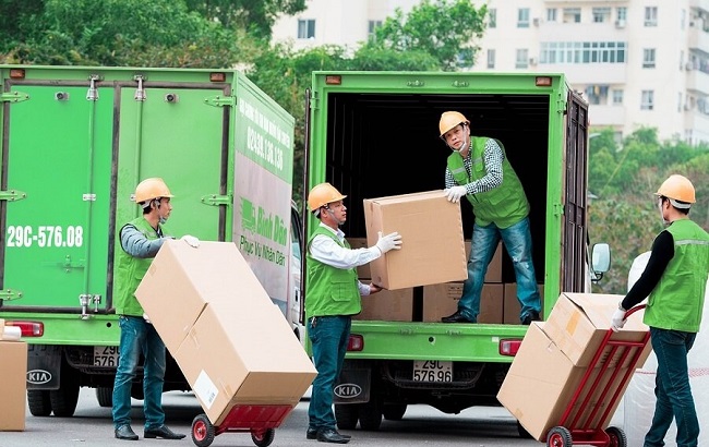 công nhân bốc xếp hàng hoá