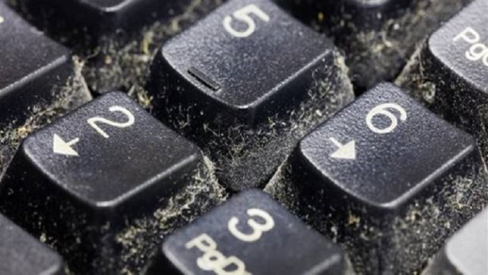 Bụi bẩn kẹt trong bàn phím gây ra tình trạng kẹt phím