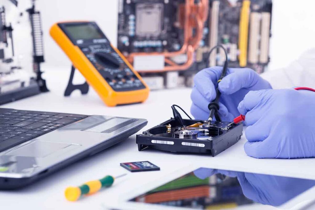 Học nghề sửa điện thoại có tương lai không? Nên học ở đâu?