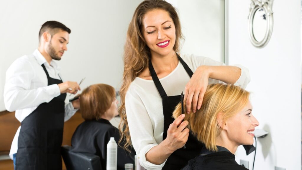 Học cắt tóc nữ hay cắt tóc nam sẽ có lợi hơn cho nghề nghiệp  ALONGWALKER