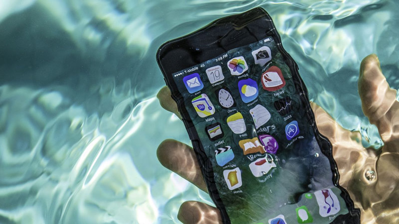 iPhone bị rơi xuống vô nước có sửa được không | ProCARE24h.vn