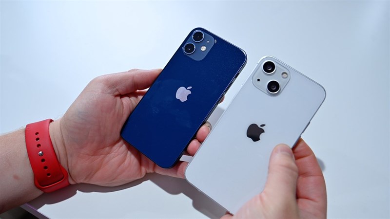 So sánh iPhone 12 và 13