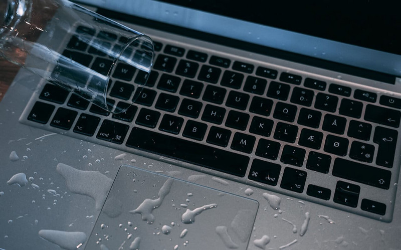 Cách sơ cứu laptop bị đổ nước vào bàn phím Laptop bị đổ nước vào bàn phím