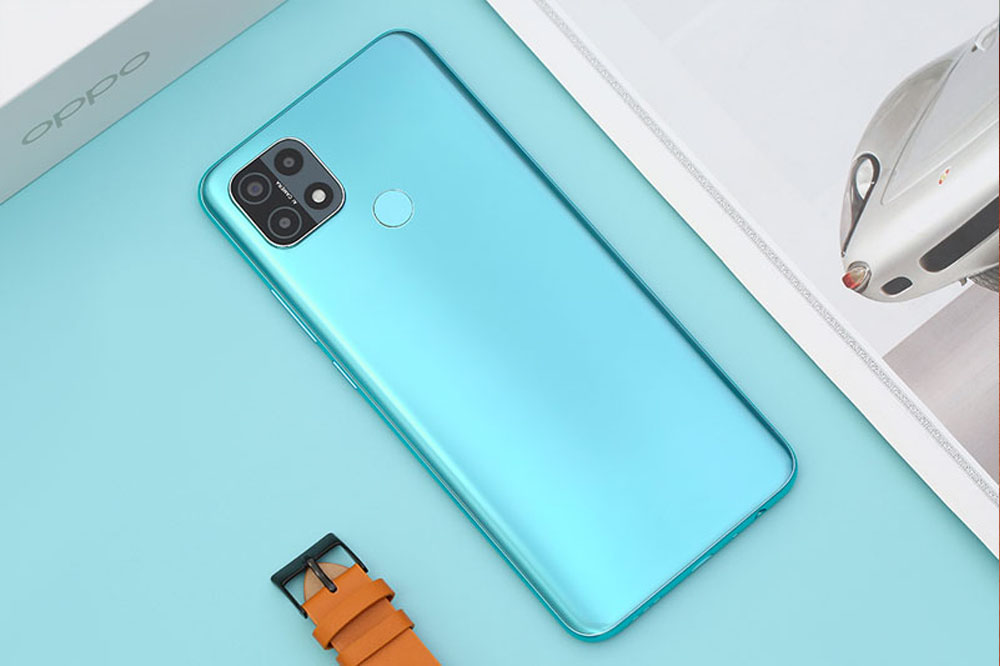 Thiết kế mặt lưng nổi bật, hiện đại của điện thoại không chỉ được học sinh mà sinh viên cũng ưa chuộng sử dụng.