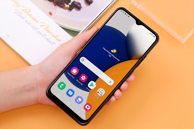 Samsung Galaxy A03 sở hữu cụm camera sắc nét với bộ nhớ lớn giúp bạn có thể lưu giữ nhiều bức ảnh đẹp của bản thân.