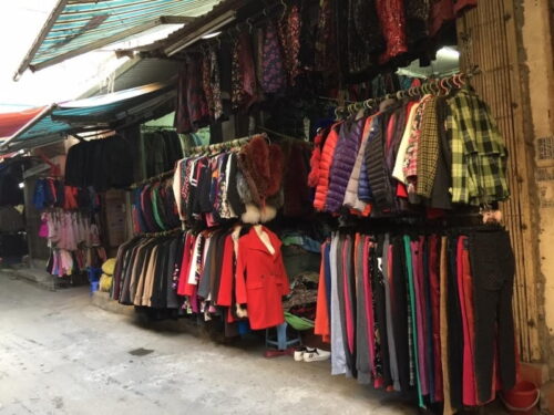 Khám phá các hàng chợ đồ si Hà Nội lớn nhất khiến tín đồ thời trang 2hand phát cuồng