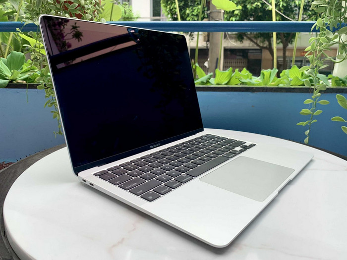 MacBook Pro M1 và MacBook Air M1 giá ra sao giữa các option?