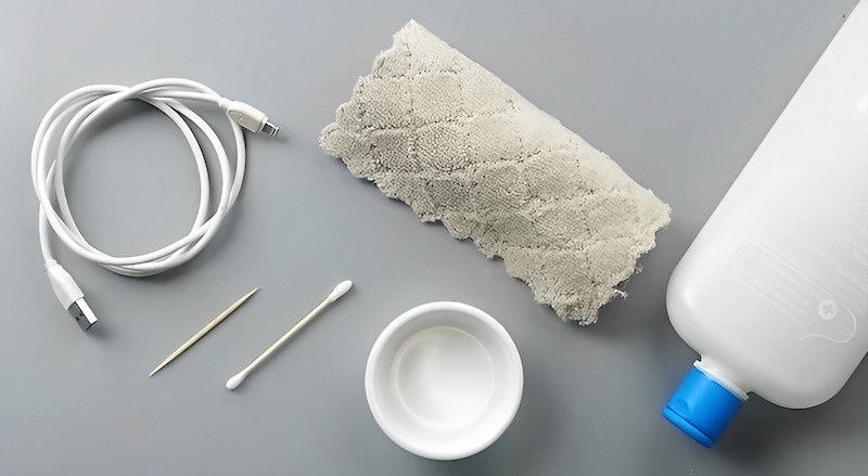 vệ sinh chân sạc điện thoại