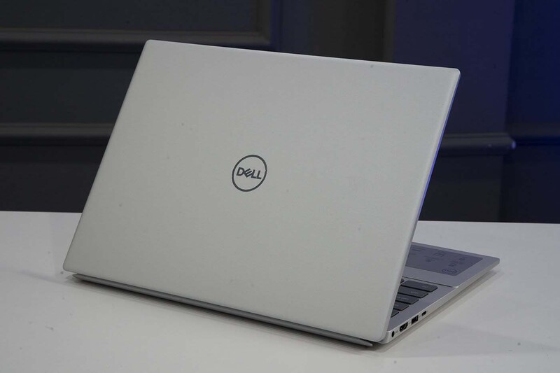 Chiếc laptop này được Dell trang bị nhiều cổng kết nối khác nhau