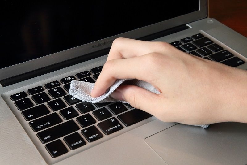 Sử dụng khăn mềm để vệ sinh bàn phím laptop