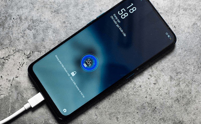 Việc vừa sạc pin vừa sử dụng điện thoại sẽ khiến điện thoại nhanh chai pin