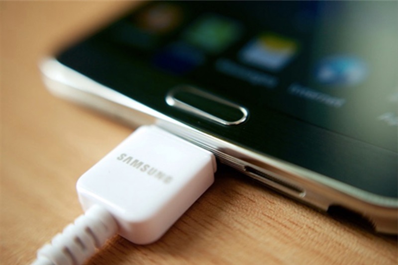 Sạc pin là cách giúp khắc phục tình trạng Samsung Note 8 bật không lên nguồn khi hết pin