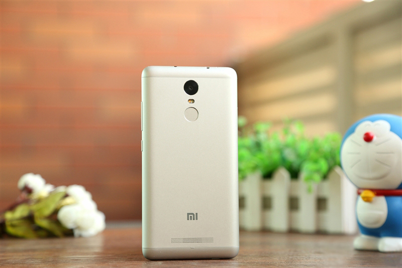 Thiết kế đơn giản, hiện đại của điện thoại Xiaomi Redmi Note 3