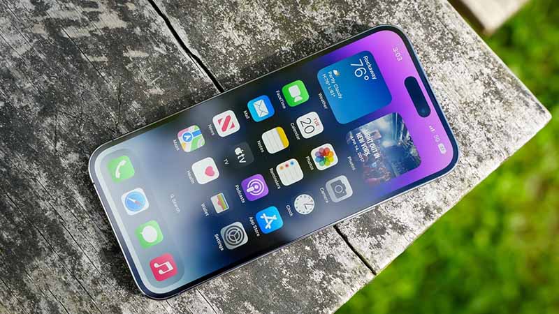 Tấm nền Super Retina XDR OLED cho phép điện thoại vẫn hiển thị cực đẹp dù ở ngoài trời