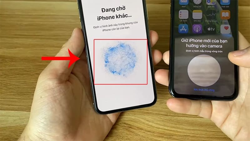 Đặt 2 điện thoại iPhone cạnh nhau để chuyển dữ liệu bằng QR Code