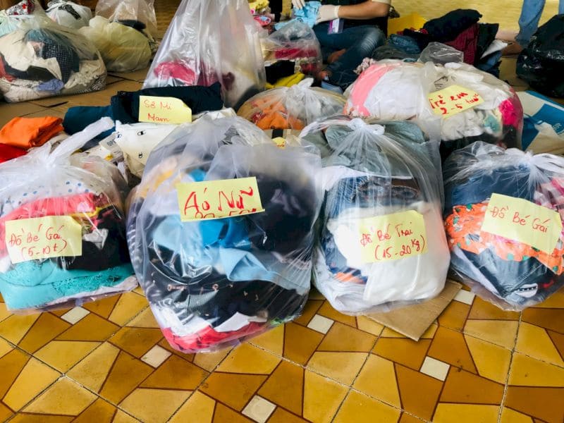 Quyên góp quần áo cũ cho các bé mồ côi tại chùa Linh Sơn - TPHCM