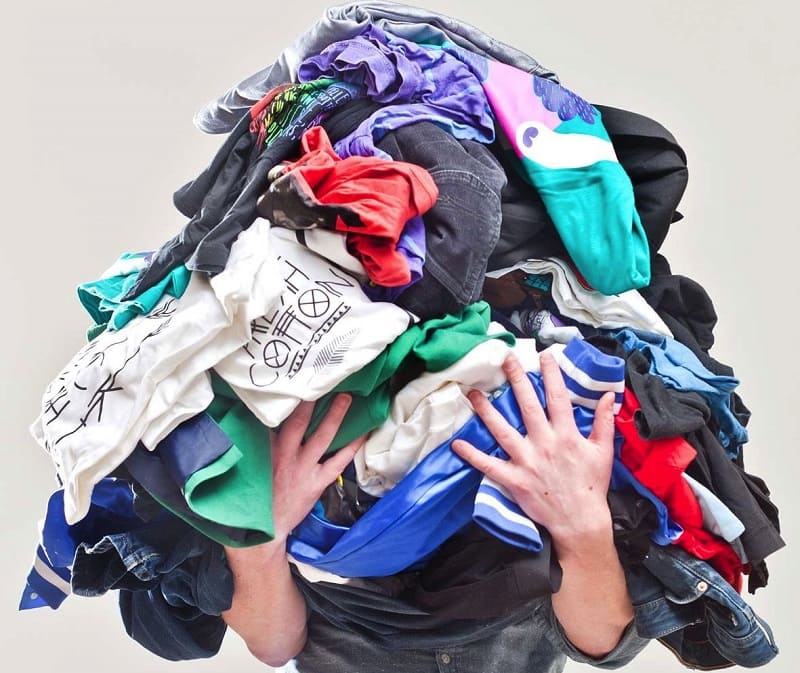 Không nên vứt bỏ quần áo cũ vì có thể gây ra nhiều ảnh hưởng tiêu cực