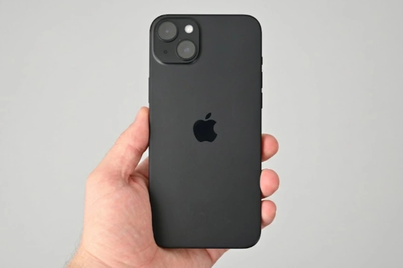 Màu Đen trên iPhone 15 tạo vẻ ngoài mạnh mẽ và chuyên nghiệp