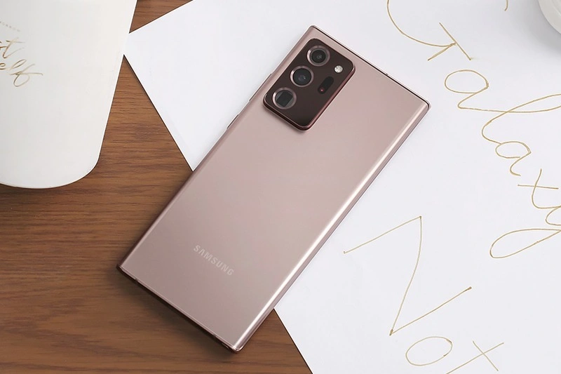 Thiết kế đặc trưng của dòng Note với các góc cạnh vuông vức