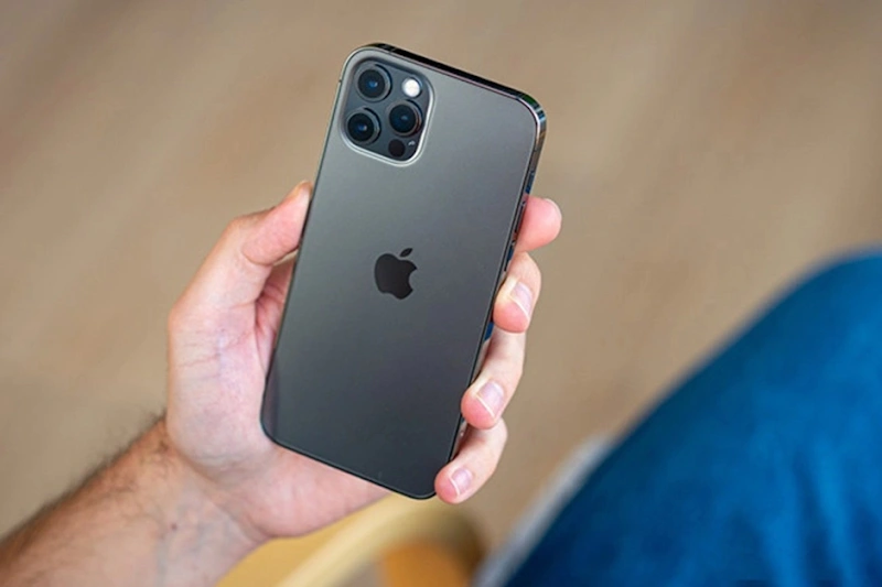 Người cần bảo hành chính hãng lâu dài không nên mua iPhone 12 Pro cũ