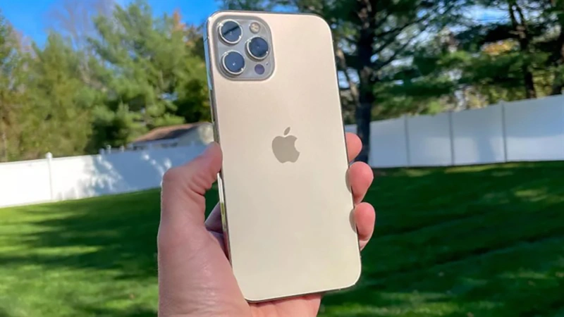 Thiết kế của iPhone 12 Pro Max vẫn có notch, không phải màn hình tràn viền
