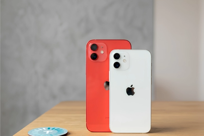 iPhone 12 và iPhone 12 mini đều sở hữu cảm biến góc rộng 12MP và góc siêu rộng 12MP