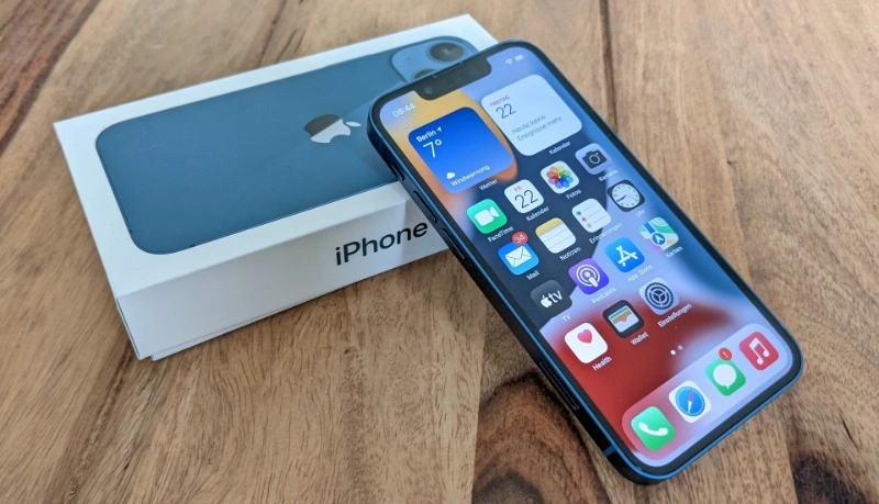 iPhone 13 cũ phù hợp với người muốn tiết kiệm chi phí, không cần bảo hành chính hãng và muốn trải nghiệm hệ sinh thái Apple với giá hợp lý