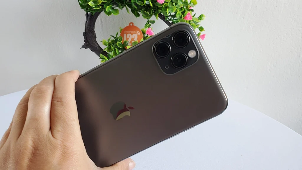 Nên mua iPhone 11 Pro Max cũ từ cửa hàng uy tín, có bảo hành để đảm bảo chất lượng