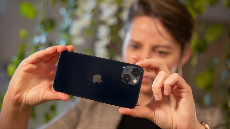 Để mua iPhone 13 cũ chất lượng, hãy kiểm tra kỹ ngoại hình, màn hình, camera, pin, bảo hành và phần mềm. Chọn cửa hàng uy tín và kiểm tra IMEI để tránh rủi ro