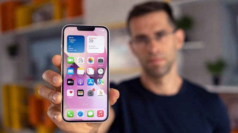 Khi mua iPhone 13 cũ, hãy kiểm tra kỹ lỗi màn hình, pin chai, khóa iCloud và tình trạng bảo hành để tránh rủi ro