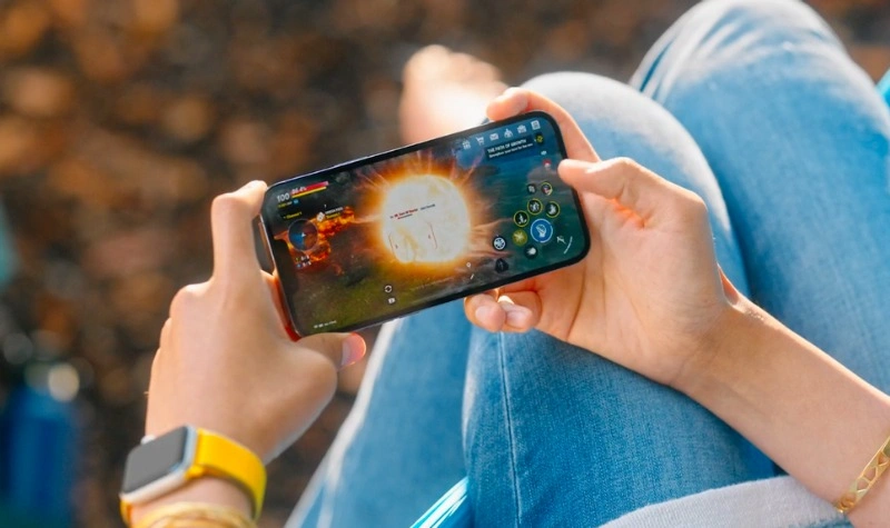 iPhone 13 với chip A15 Bionic và GPU 4 lõi cho hiệu suất đồ họa mượt hơn iPhone 12, giúp chơi game ổn định, ít giật lag và thời lượng pin lâu hơn.