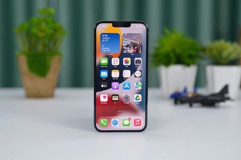 Màn hình iPhone 13 tiêu chuẩn nhỏ gọn hơn với kích thước 6.1 inch