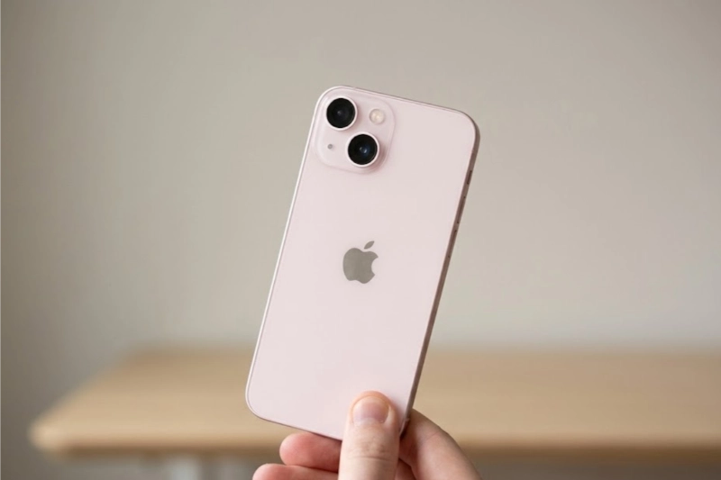 iPhone 13 mini màu Hồng nhẹ nhàng, nữ tính nhưng vẫn trẻ trung.