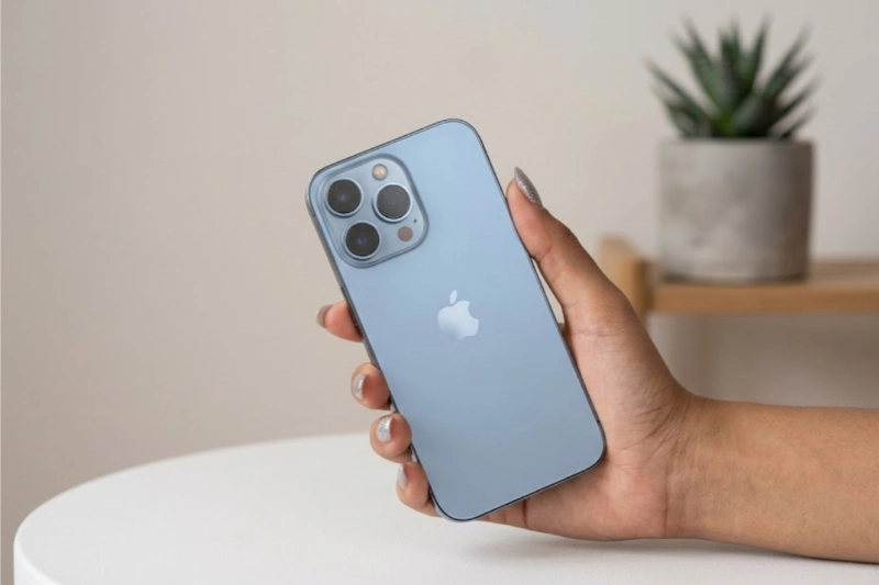 iPhone 13 Pro Max phải đồng nhất về chất liệu, màu sắc và độ khít giữa các đường tiếp giáp phần cứng.