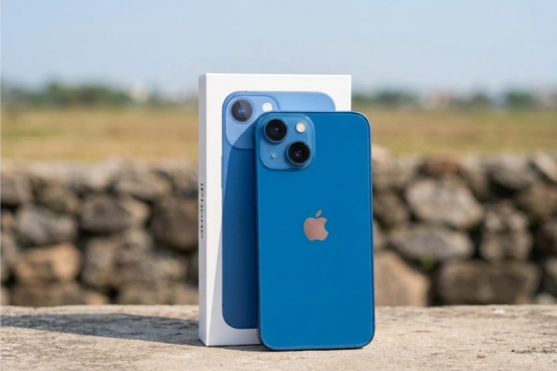 iPhone 13 mini màu Xanh Dương mang lại cảm giác điềm tĩnh, thể hiện cá tính khác biệt.