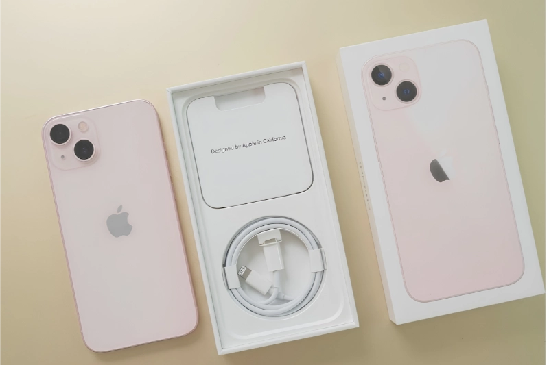 Đảm bảo các phụ kiện đầy đủ khi mua iPhone 13 cũ.