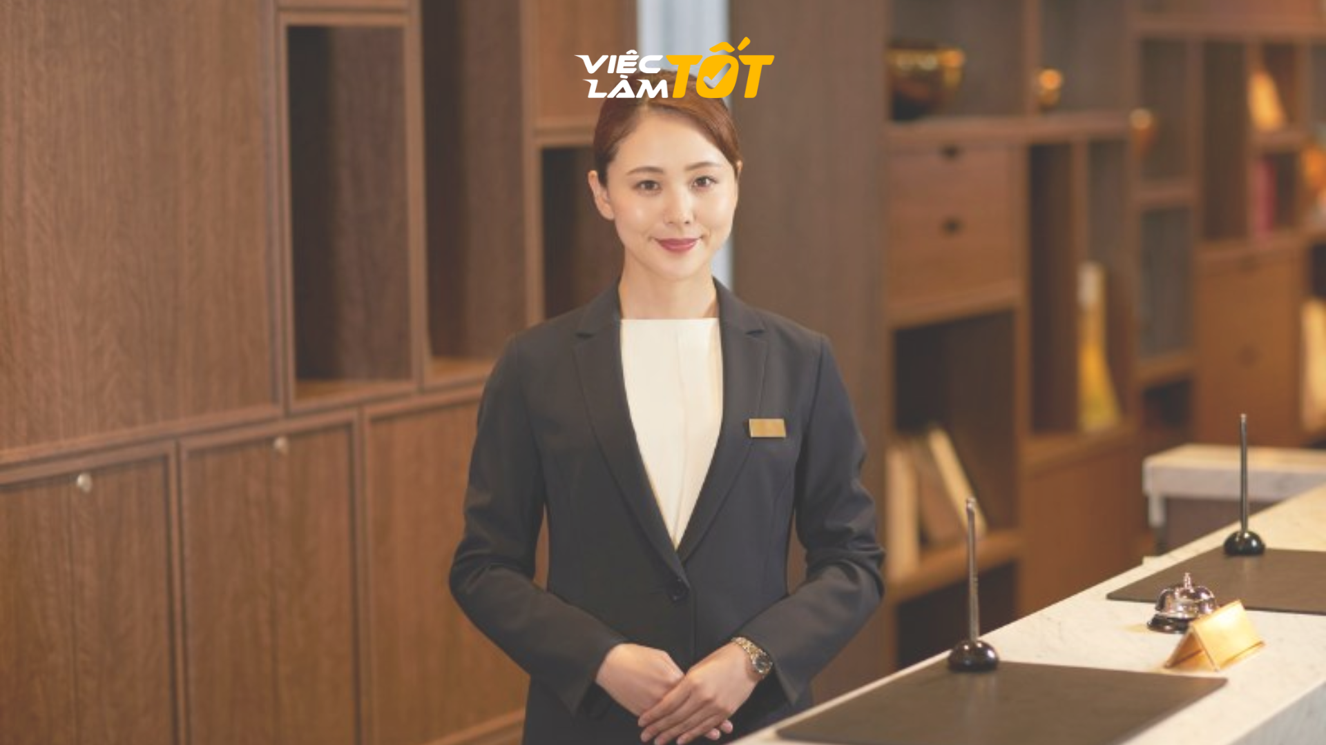 Nhân viên lễ tân
