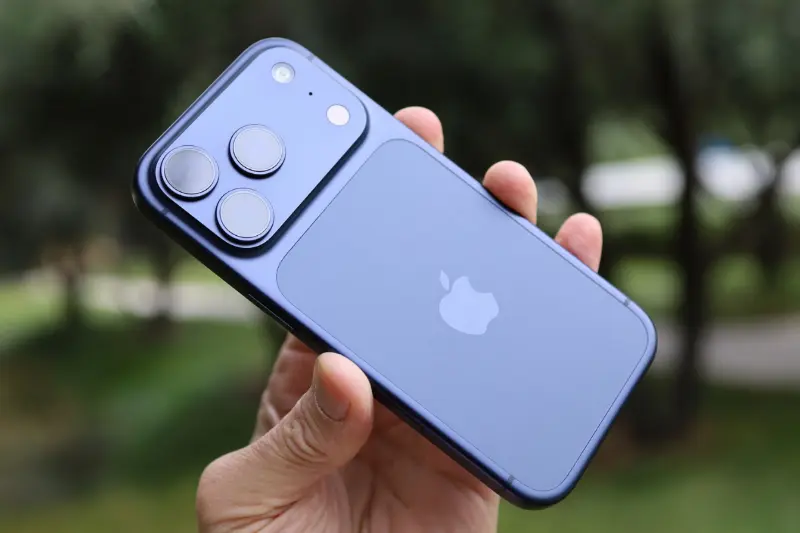 iPhone 17 Pro màu xanh đậm