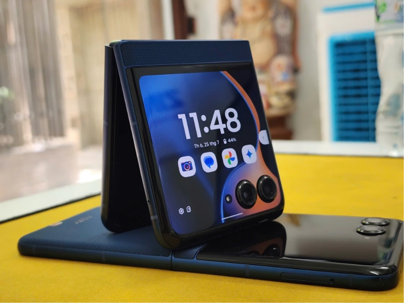 Motorola Razr 60 màu Gibraltar Sea hiện đại, sang trọng và dễ phối đồ