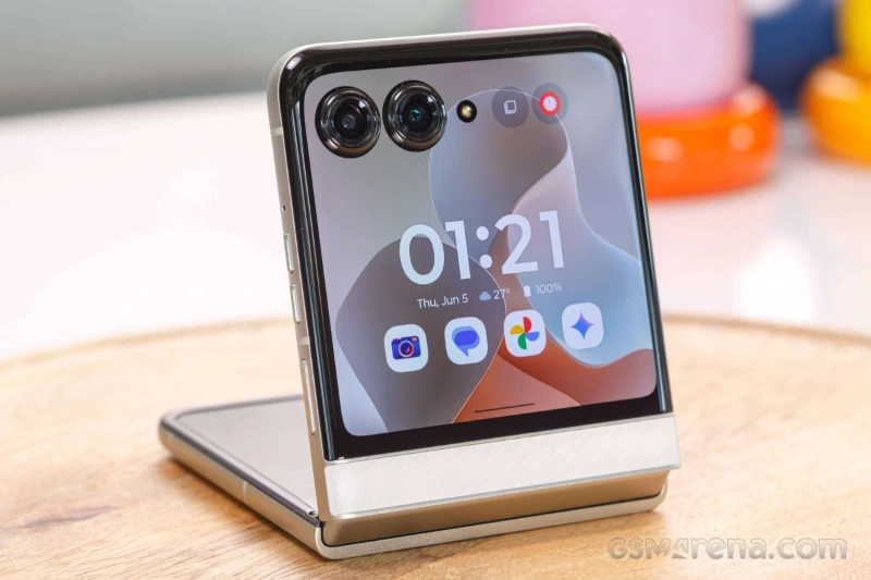 Motorola Razr 60 màu Lightest Sky thanh lịch, tinh tế và sang trọng