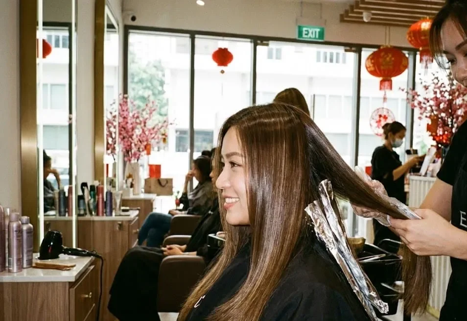 Xu hướng tóc Tết 2026: Màu nâu lạnh sang trọng và công nghệ phủ bóng tóc chắc khỏe