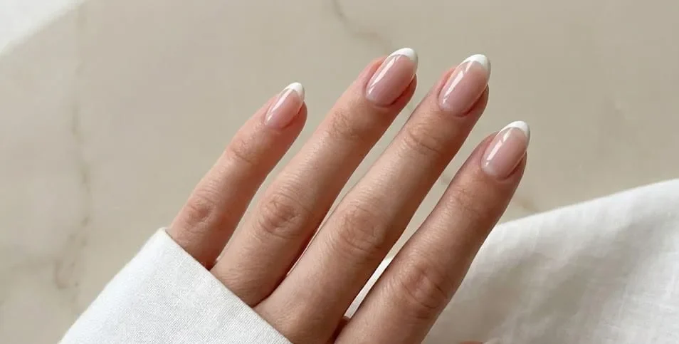 Các mẫu nail phom hạnh nhân với thiết kế Micro-French và mắt mèo kim cương sang trọng