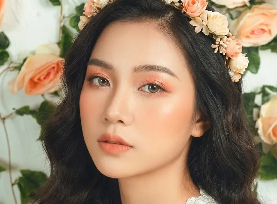 Sử dụng tông Cam Đào cho cả mắt, má và môi giúp tổng thể hài hòa và tràn đầy năng lượng