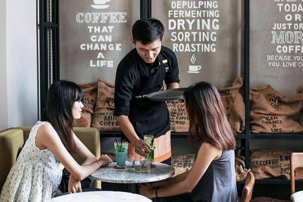 Sinh viên làm thêm tại quán cà phê mang lại thu nhập ổn định