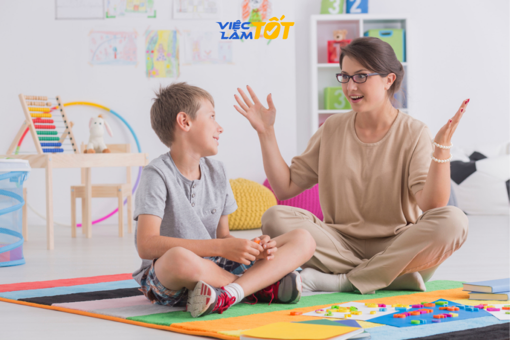 Người giữ trẻ đang nấu bữa ăn dinh dưỡng cho bé